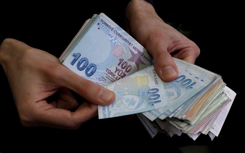 الليرة التركية تقفز بعد استبعاد رئيس