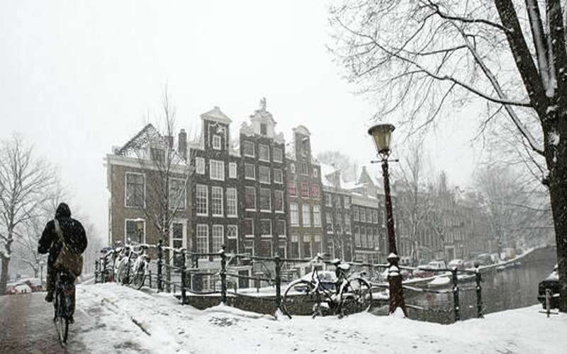 هولندا تناشد المواطنين البقاء بالمنازل