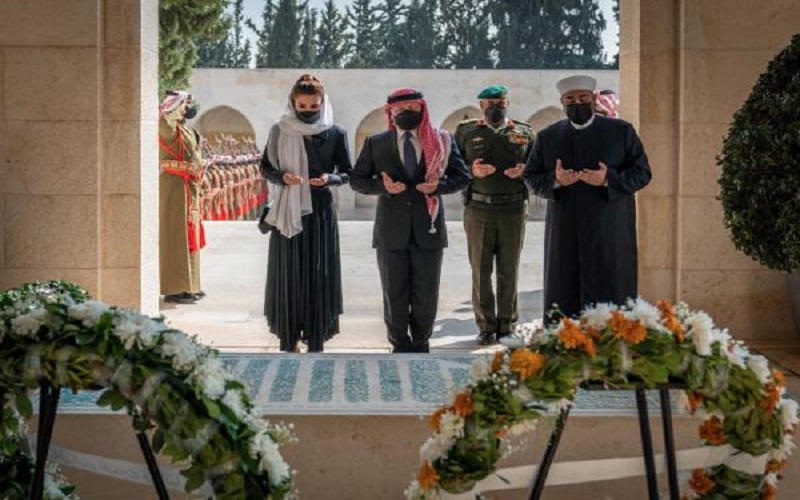 الملك والملكة وولي العهد يزورون ضريح