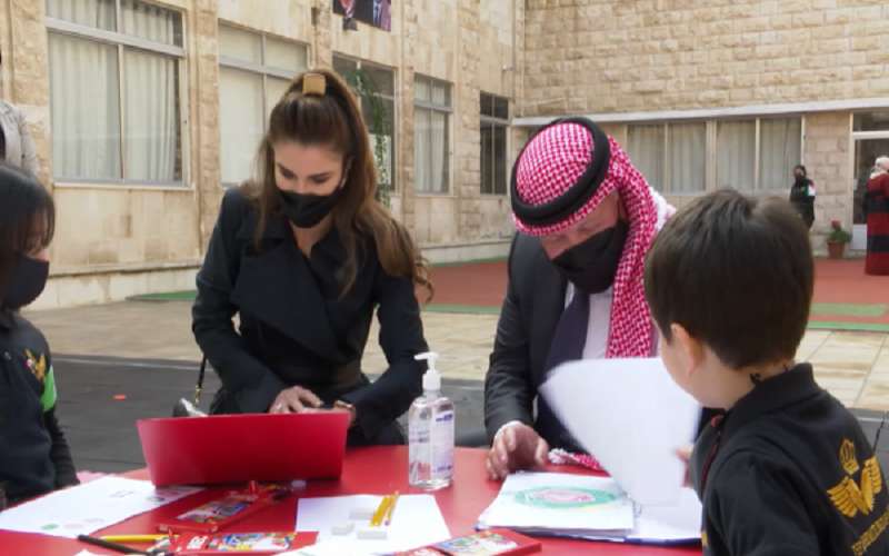 الملك يمضي ظهيرة يومه بين أطفال