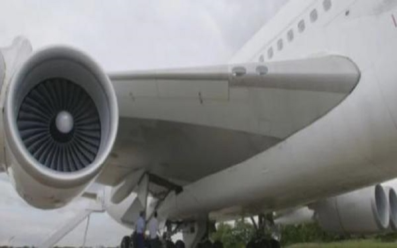 ماذا حدث لشاب تشبث بمعدات هبوط