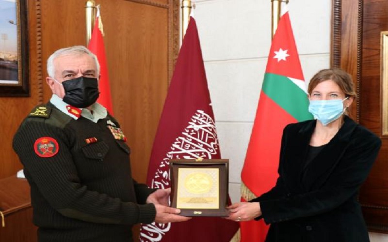 رئيس هيئة الأركان المشتركة يستقبل السفيرة