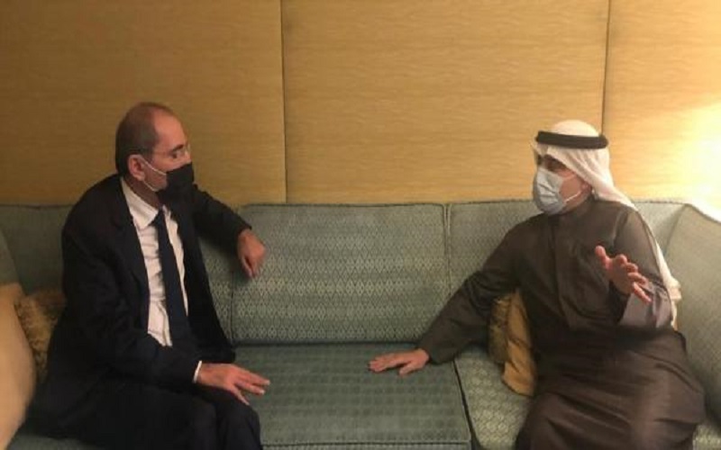 الصفدي ونظيره الكويتي يبحثان تعزيز العلاقات