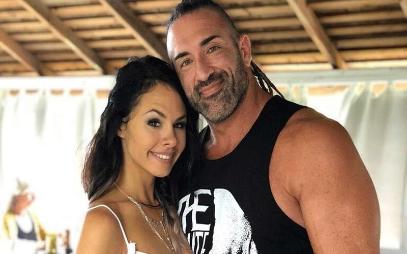 نجم المصارعة العالمي ريكس يفاجئ زوجته