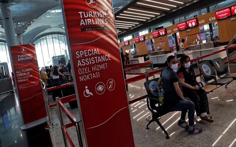 مسافرة تضع مولودها في المطار