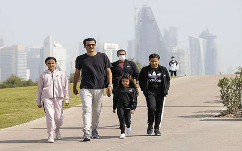 أمير قطر يمارس الرياضة صحبة بناته