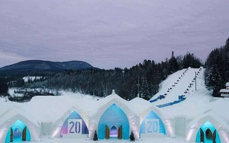 فندق ساحر شيد بالكامل من الثلج
