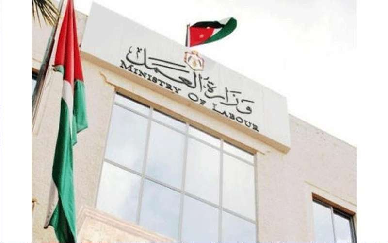 العمل تنفي تعيين مستشار قانوني