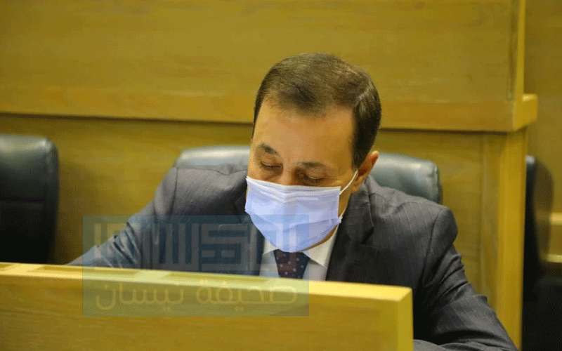 النعيمي ينفي نية الحكومة إغلاق المدارس