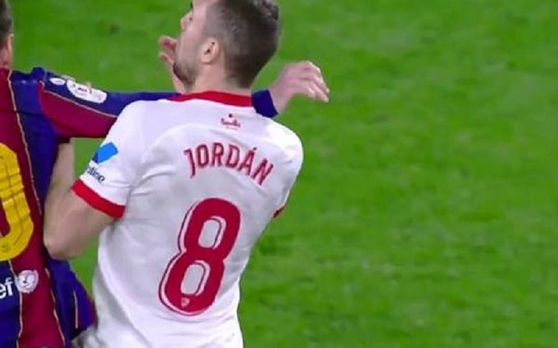 صحيفة: ميسي استحق الطرد أمام إشبيلية