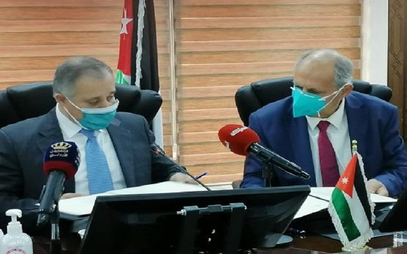 العمل توقع 3 اتفاقيات