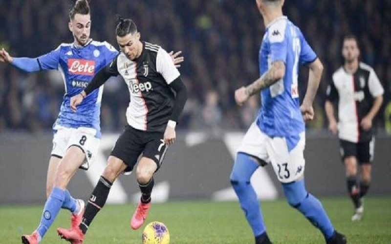 نابولي يتغلب على يوفنتوس وينضم للمربع
