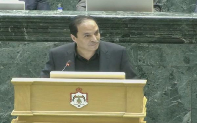 الفايز يكشف عن رواتب خيالية ويقارنها