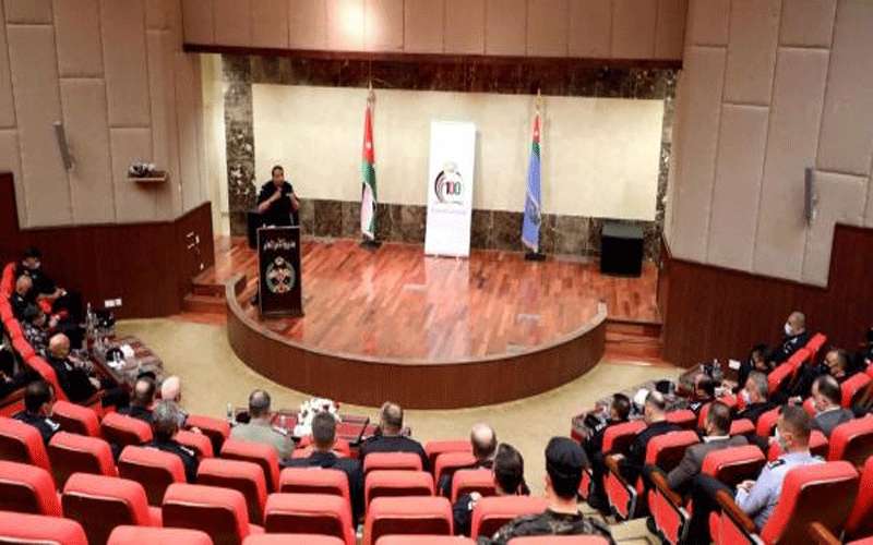 الحواتمة يلتقي القادة والمديرين في الشرطة