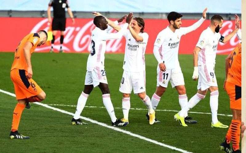 ريال مدريد يهزم فالنسيا بثنائية