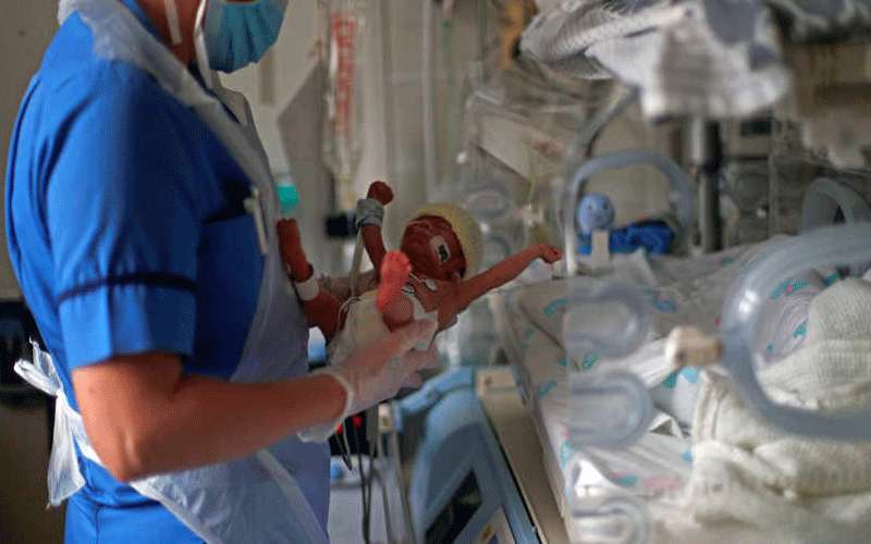 طبيب يبيع رضيعا عجز أهله عن