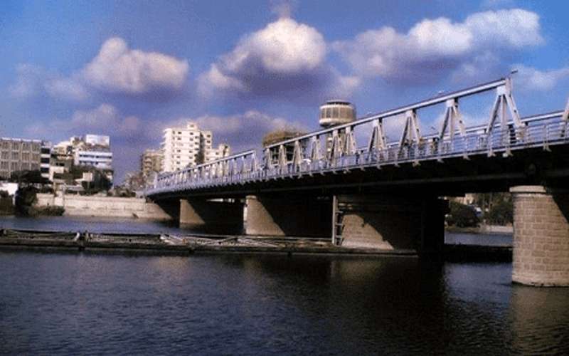 يحمل وردا ويبكي.. انتحار طبيب مصري