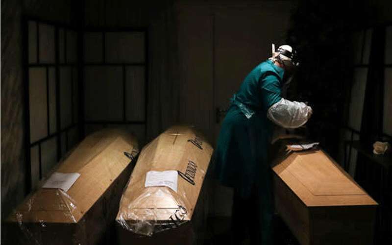 وفيات كورونا في العالم تتجاوز مليونين