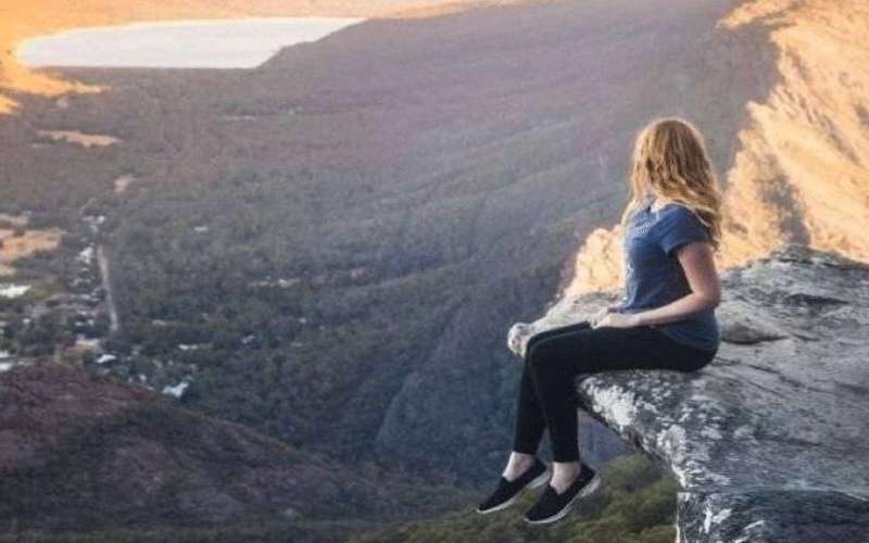 زوج يلقي بزوجته من أعلى جبل