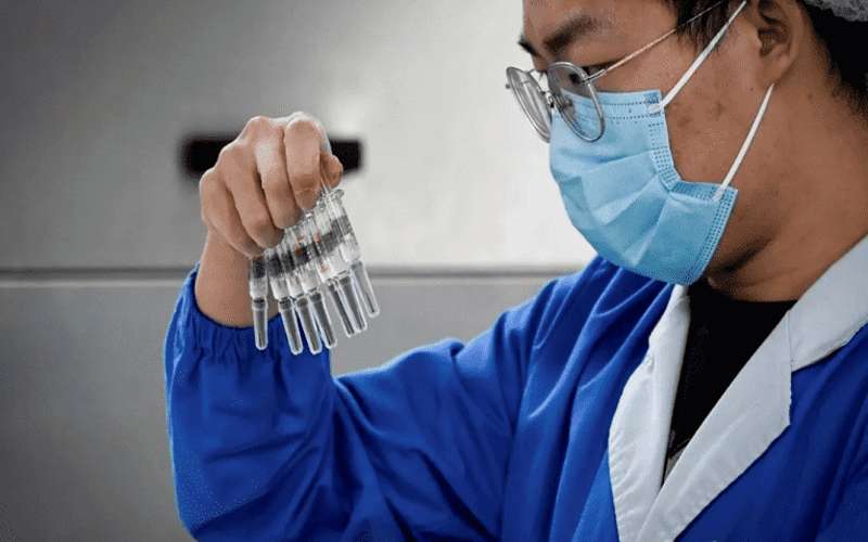 ضبط عصابة باعت لقاحات كورونا مزيفة