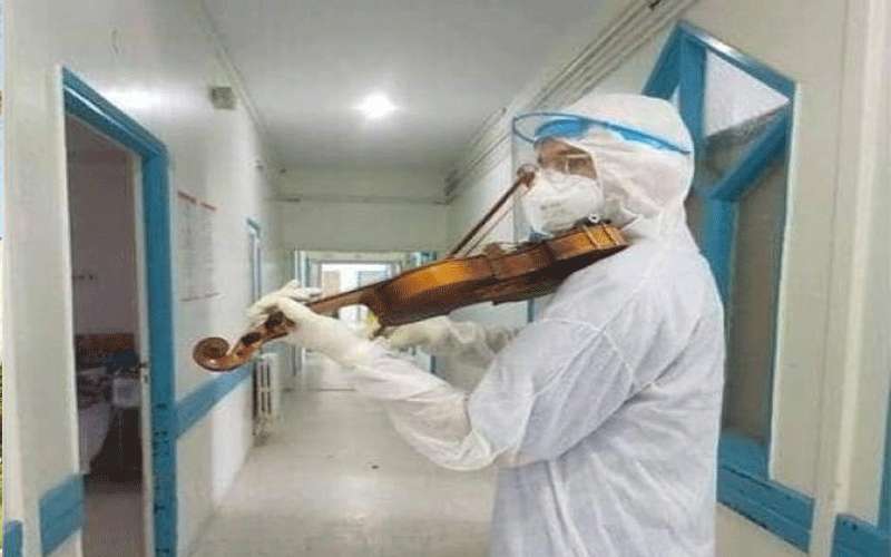 طبيب تونسي يعزف الألحان .. ما