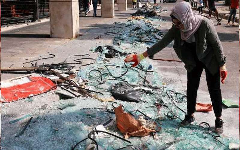 تطاير ألواح زجاجية من مبنى في