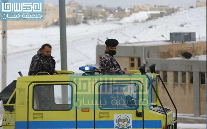 انقاذ عمال علقوا داخل مصنع في