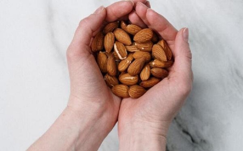 تعرفي على فوائد اللوز المنقوع والمقشر