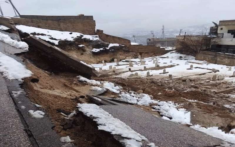 انهيار أجزاء واسعة من سور المقبرة