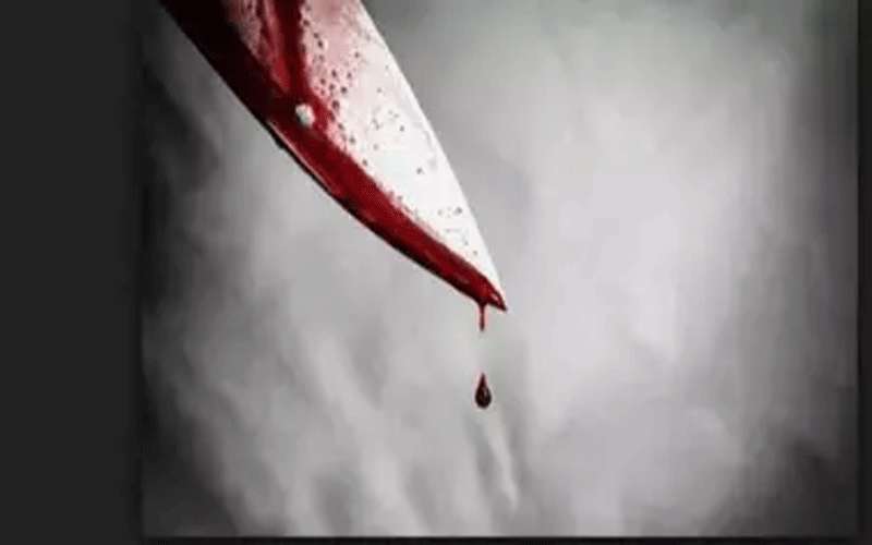 حادثة مروعة .. فتاة تطعن أمها