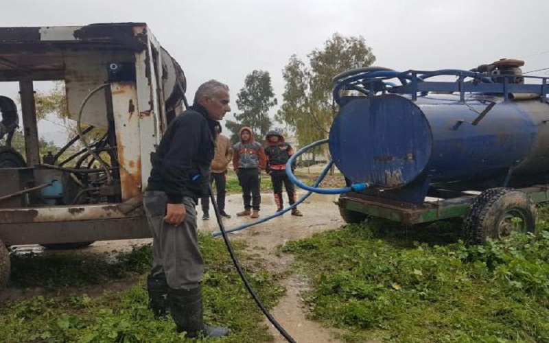 كوادر وآليات سلطة وادي تنقذ مساكن