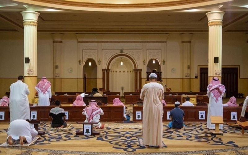 السعودية تغلق 7 مساجد بعد ثبوت