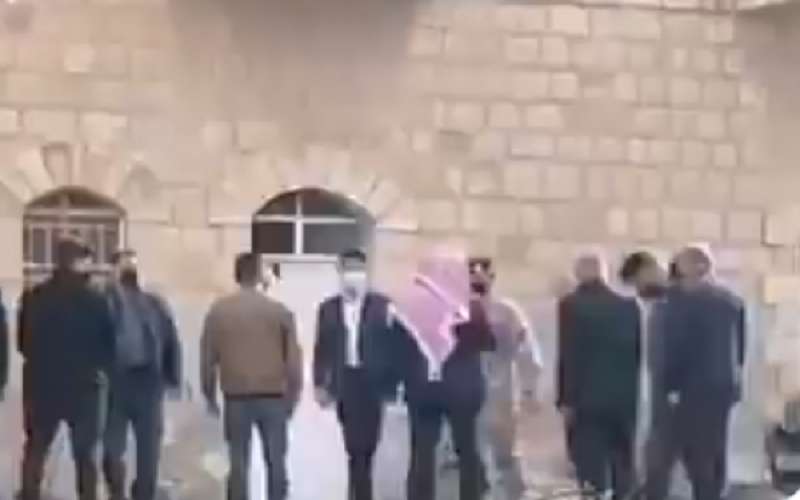 ولي العهد يزور منزل العوران الذي