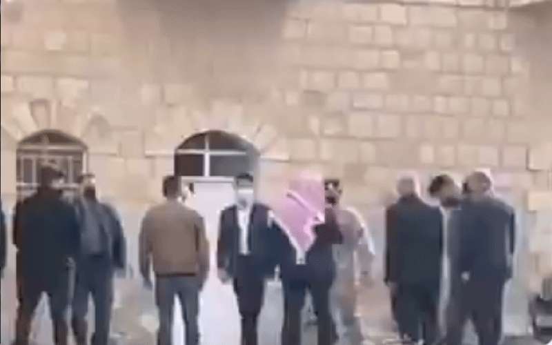 ولي العهد يزور منزل العوران الذي