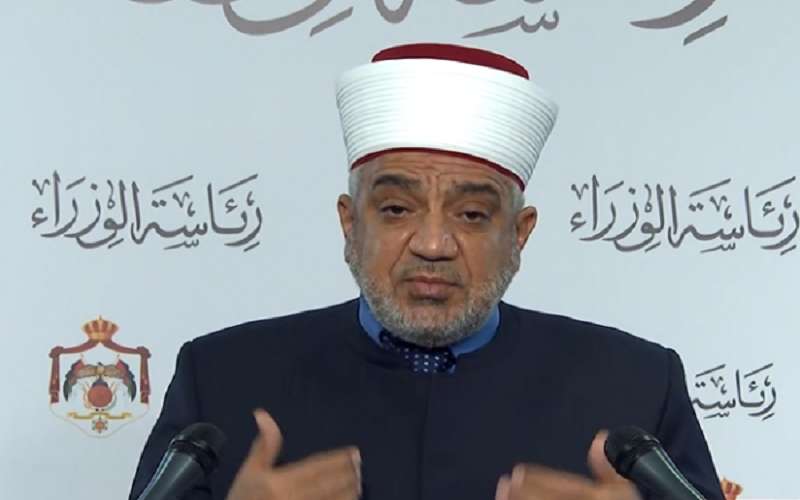 وزير الاوقاف يدعو للصلاة بالساحات الخارجية