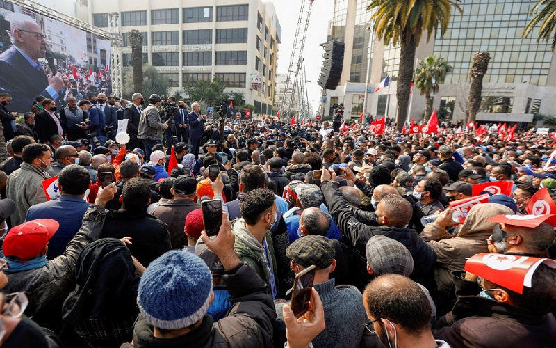تونسيون يتظاهرون دعما للحكومة وسط اشتداد