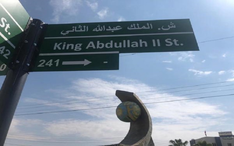 البدء بمرحلة تركيب أعمدة ولوحات أسماء