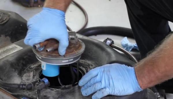 طريقة تنظيف خزان وقود المركبة