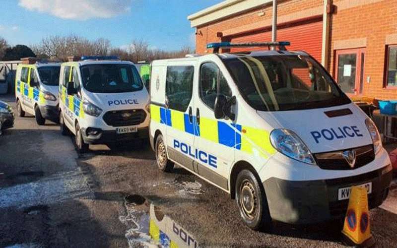 شرطة تعاقب مخربين بإجبارهما على غسل