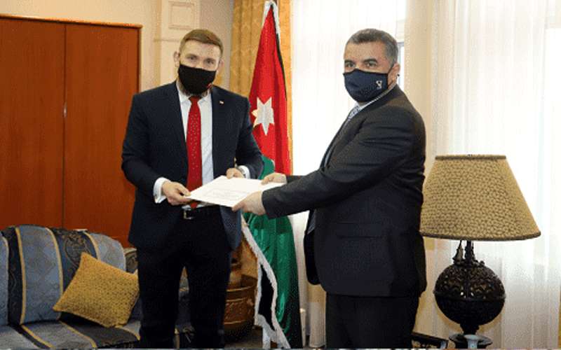 السفير البولندي في الأردن يسلم أوراق
