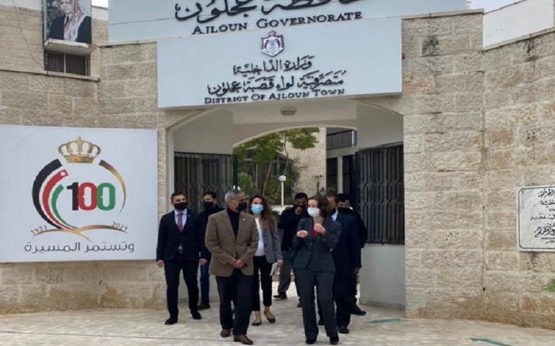 السفيرة البريطانية تلتقي محافظ عجلون وتزور