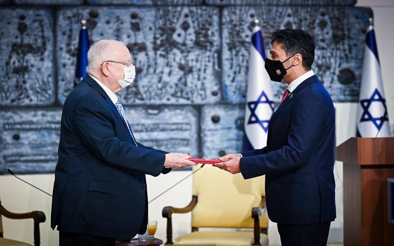 أول سفير إماراتي لدى إسرائيل يقدم