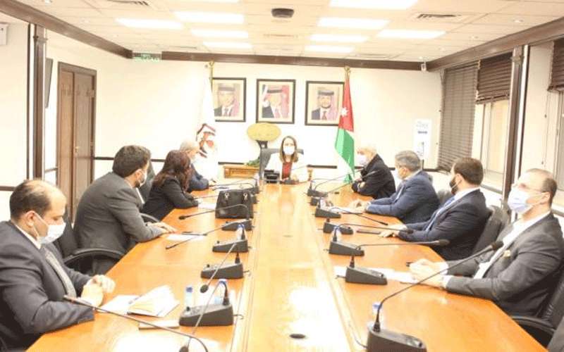 مها علي تبحث تعزيز تنافسية الصناعات