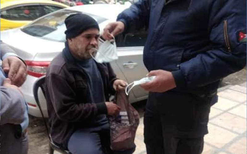 الأمن يوزع كمامات في الزرقاء