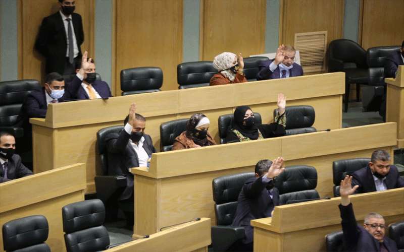 مطالبات نيابية بتأجيل أقساط القروض