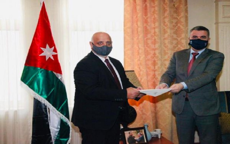 الخارجية تتسلم نسخة من أوراق اعتماد
