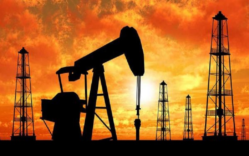 النفط يرتفع نحو 5% بفعل تمديد