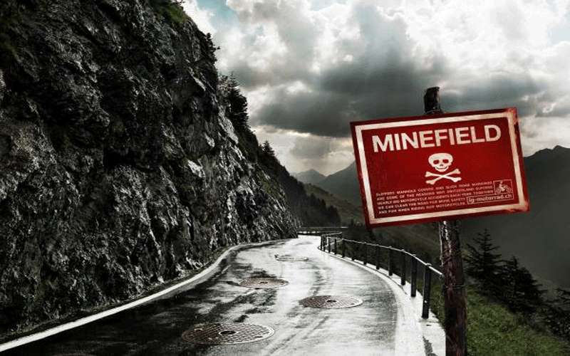 مهاجرون غير شرعيين يدخلون حقل ألغام