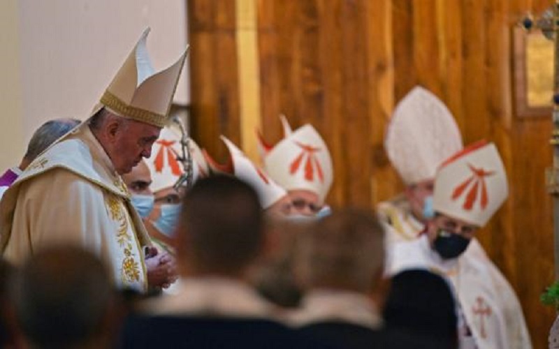 البابا فرنسيس يحيي أول قداس له