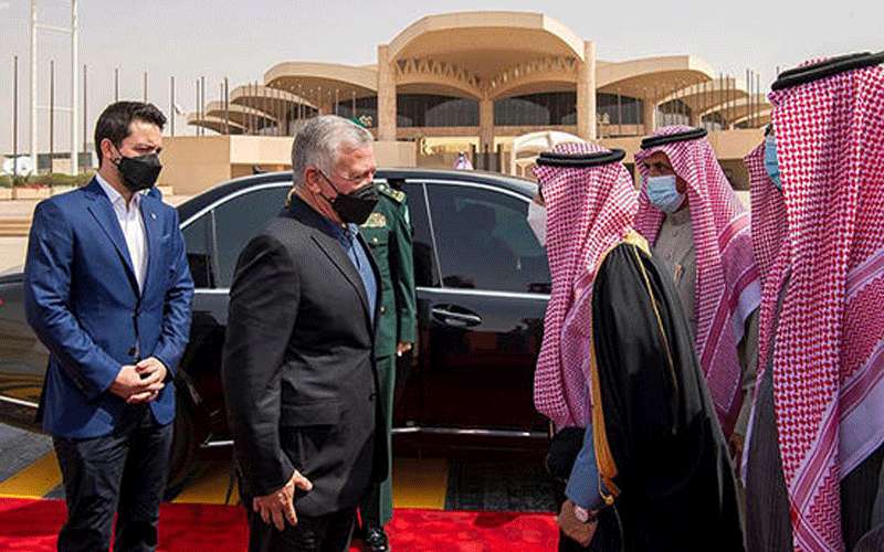 الملك يغادر الرياض